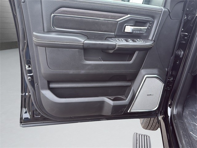 Ram 3500 Vehicle Full-screen Gallery Image 11