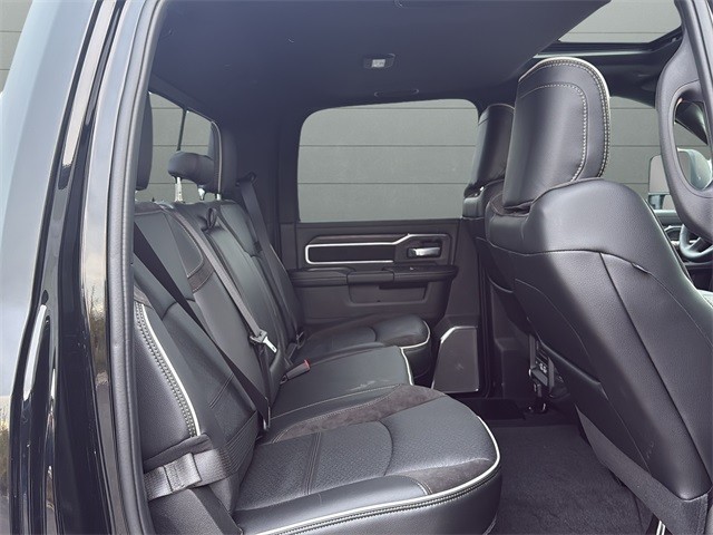 Ram 3500 Vehicle Full-screen Gallery Image 14