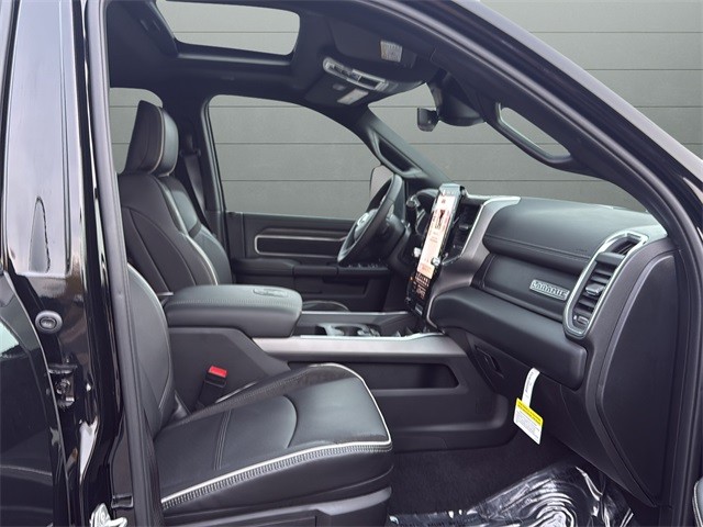 Ram 3500 Vehicle Full-screen Gallery Image 15