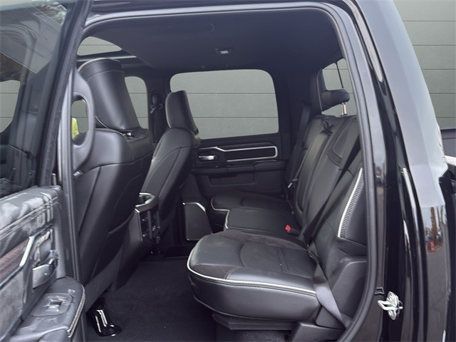 Ram 3500 Vehicle Full-screen Gallery Image 17