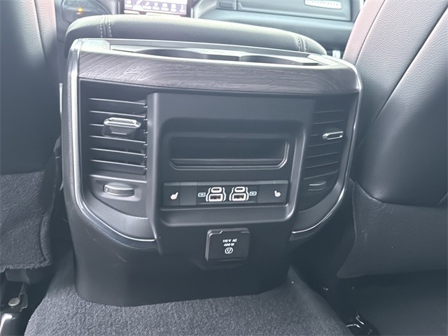 Ram 3500 Vehicle Full-screen Gallery Image 18