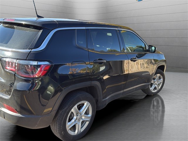 Jeep Compass Vehicle Full-screen Gallery Image 6