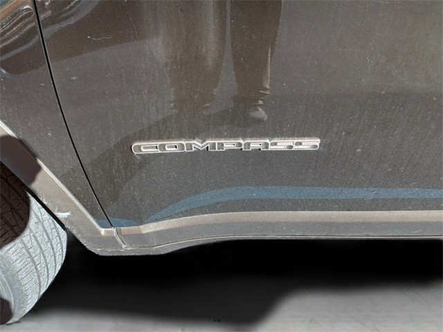 Jeep Compass Vehicle Full-screen Gallery Image 11