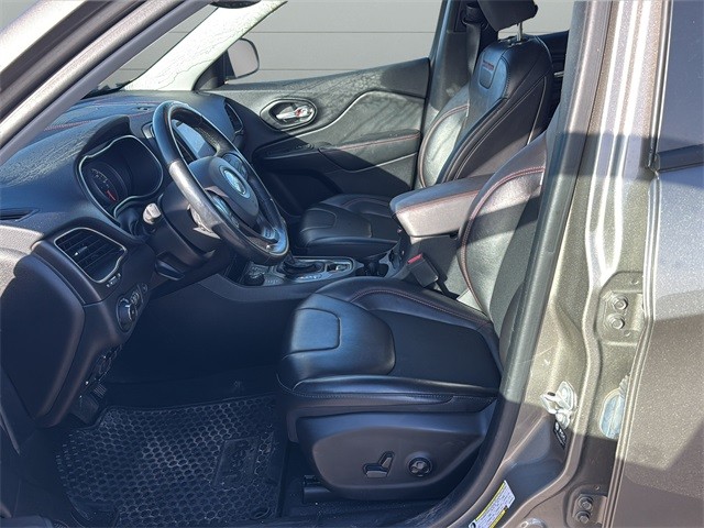 Jeep Cherokee Vehicle Full-screen Gallery Image 10