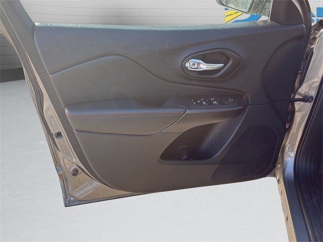 Jeep Cherokee Vehicle Full-screen Gallery Image 11