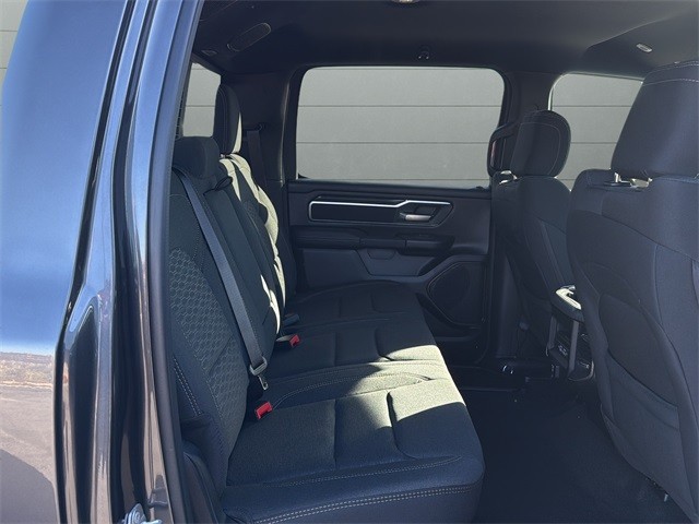 Ram 1500 Vehicle Full-screen Gallery Image 14