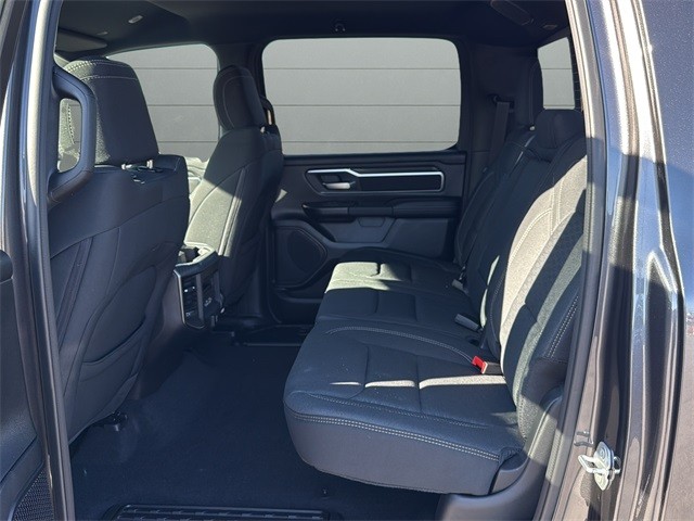 Ram 1500 Vehicle Full-screen Gallery Image 16
