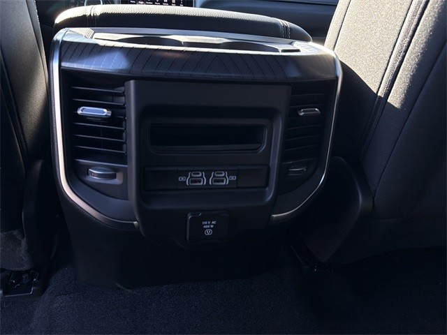 Ram 1500 Vehicle Full-screen Gallery Image 17