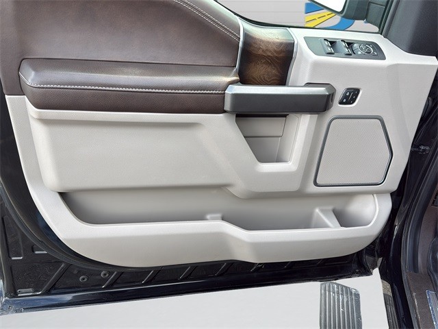 Ford F-150 Vehicle Full-screen Gallery Image 11