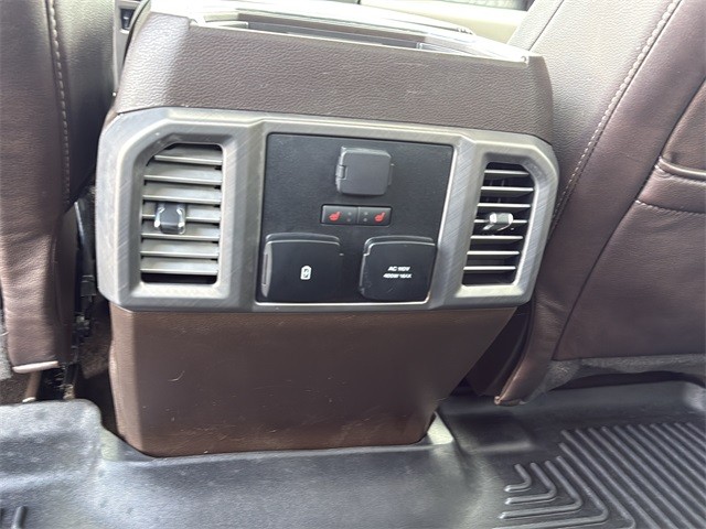 Ford F-150 Vehicle Full-screen Gallery Image 18