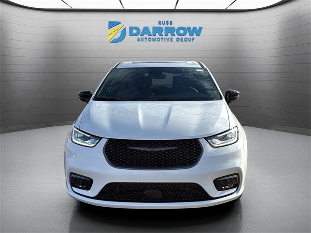 Chrysler Pacifica Vehicle Full-screen Gallery Image 8