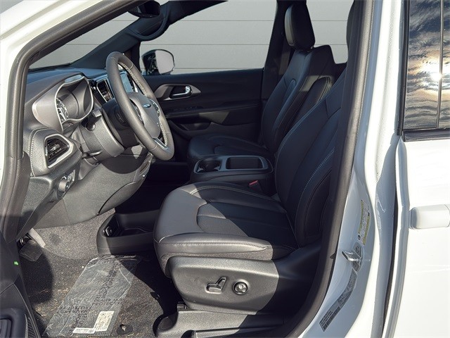 Chrysler Pacifica Vehicle Full-screen Gallery Image 10