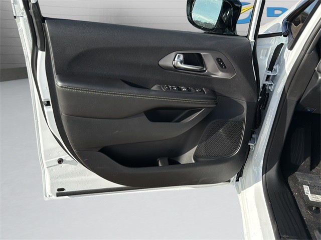 Chrysler Pacifica Vehicle Full-screen Gallery Image 11