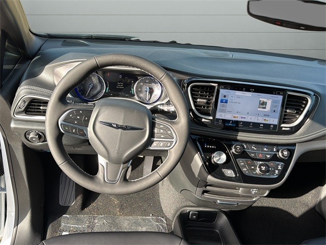 Chrysler Pacifica Vehicle Full-screen Gallery Image 12