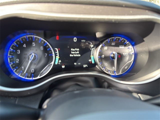 Chrysler Pacifica Vehicle Full-screen Gallery Image 13