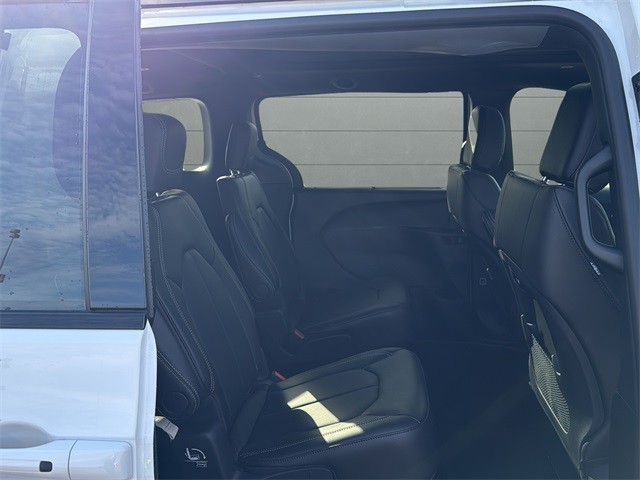 Chrysler Pacifica Vehicle Full-screen Gallery Image 14