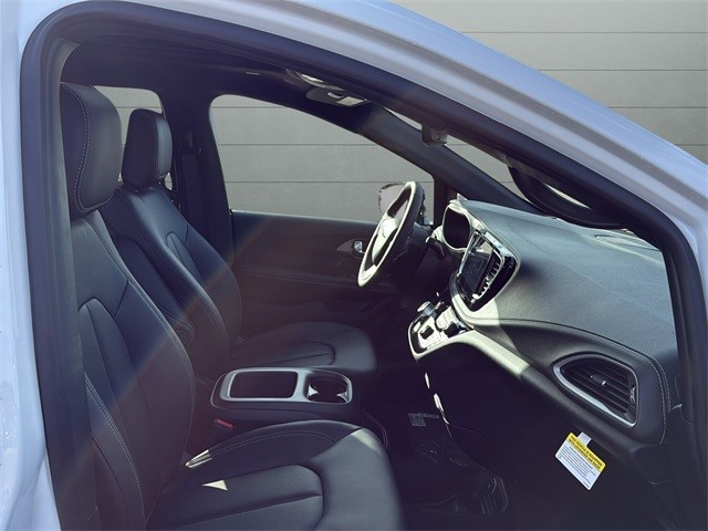 Chrysler Pacifica Vehicle Full-screen Gallery Image 15