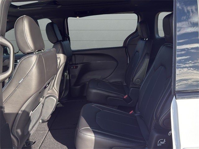 Chrysler Pacifica Vehicle Full-screen Gallery Image 17