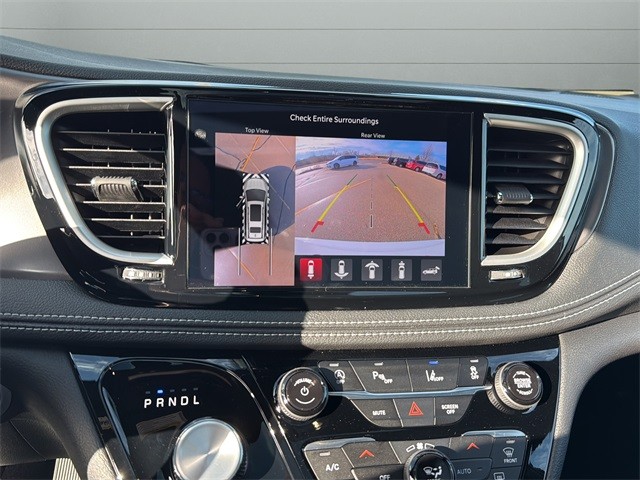 Chrysler Pacifica Vehicle Full-screen Gallery Image 21