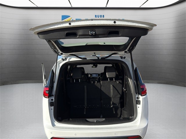 Chrysler Pacifica Vehicle Full-screen Gallery Image 24