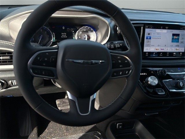 Chrysler Pacifica Vehicle Full-screen Gallery Image 25