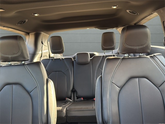 Chrysler Pacifica Vehicle Full-screen Gallery Image 26