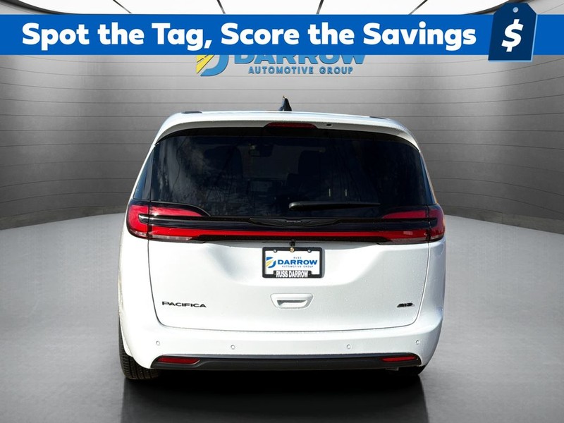 Chrysler Pacifica Vehicle Full-screen Gallery Image 4