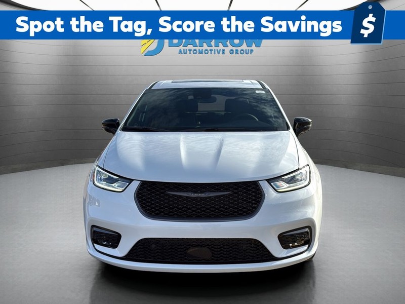 Chrysler Pacifica Vehicle Full-screen Gallery Image 8