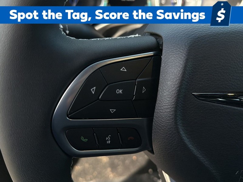 Chrysler Pacifica Vehicle Full-screen Gallery Image 9