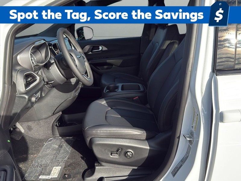 Chrysler Pacifica Vehicle Full-screen Gallery Image 10