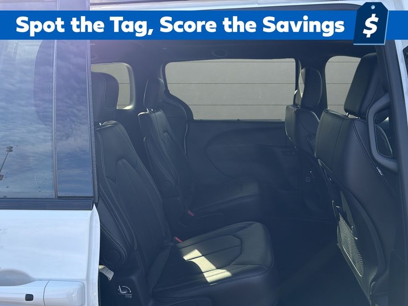 Chrysler Pacifica Vehicle Full-screen Gallery Image 14