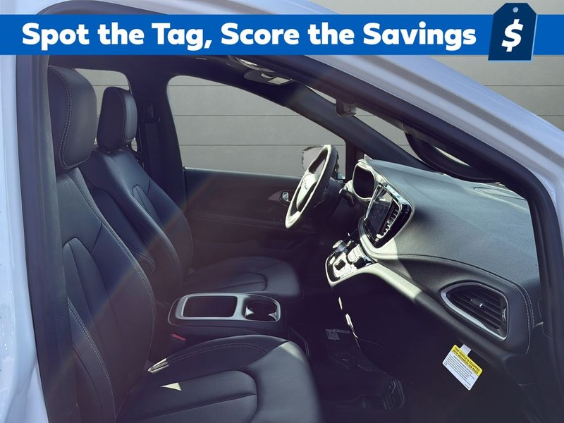 Chrysler Pacifica Vehicle Full-screen Gallery Image 15