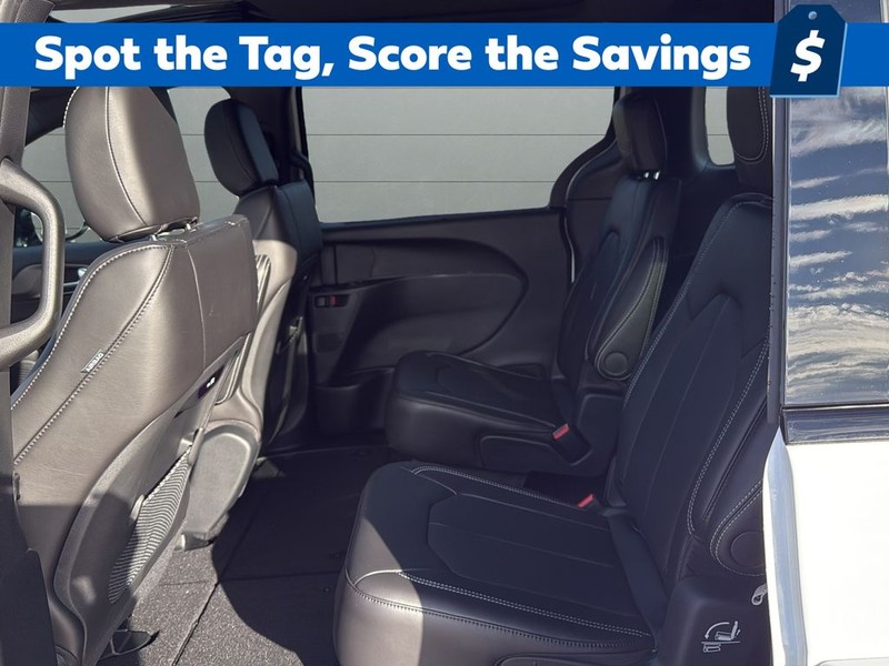 Chrysler Pacifica Vehicle Full-screen Gallery Image 17