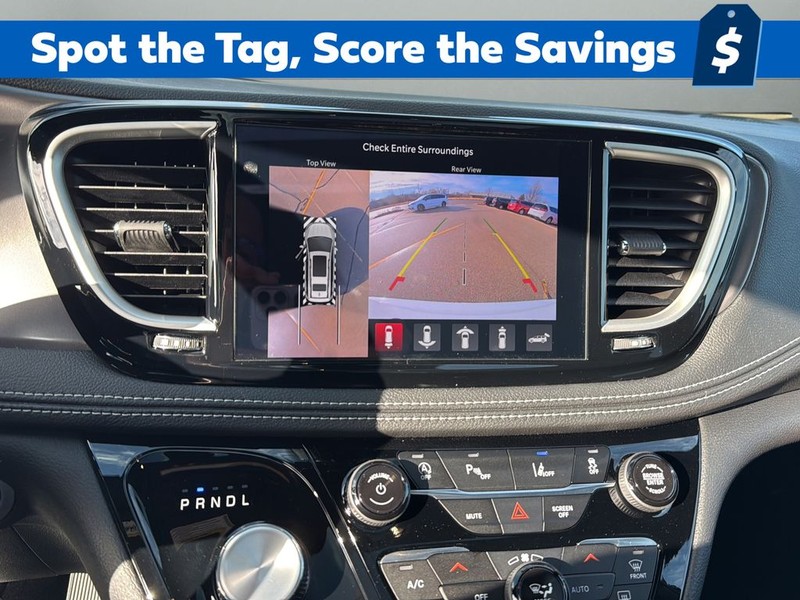 Chrysler Pacifica Vehicle Full-screen Gallery Image 21