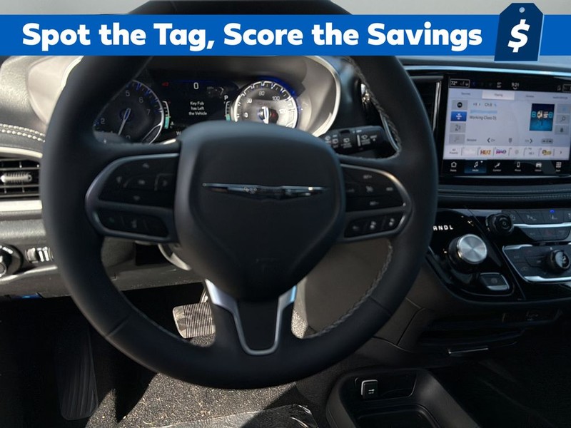 Chrysler Pacifica Vehicle Full-screen Gallery Image 25