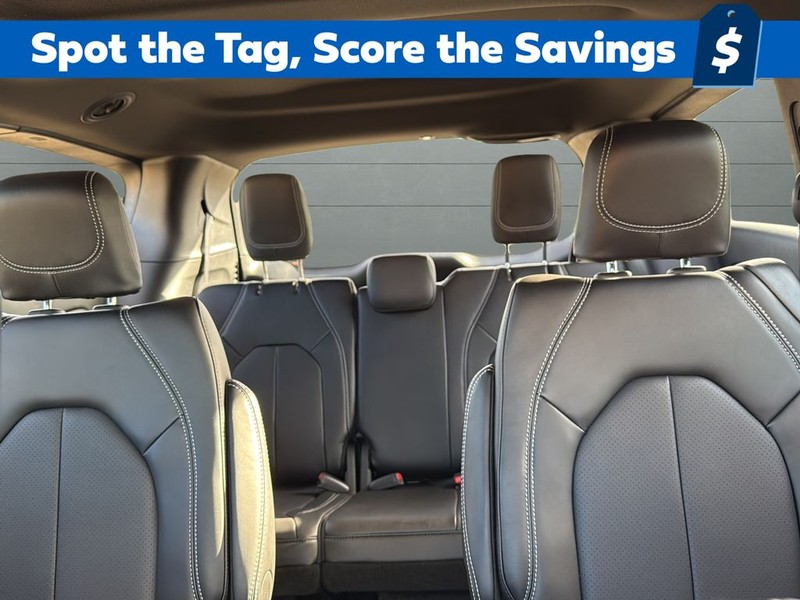 Chrysler Pacifica Vehicle Full-screen Gallery Image 26