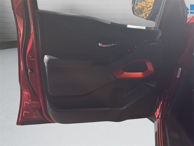 Nissan Frontier Vehicle Full-screen Gallery Image 11