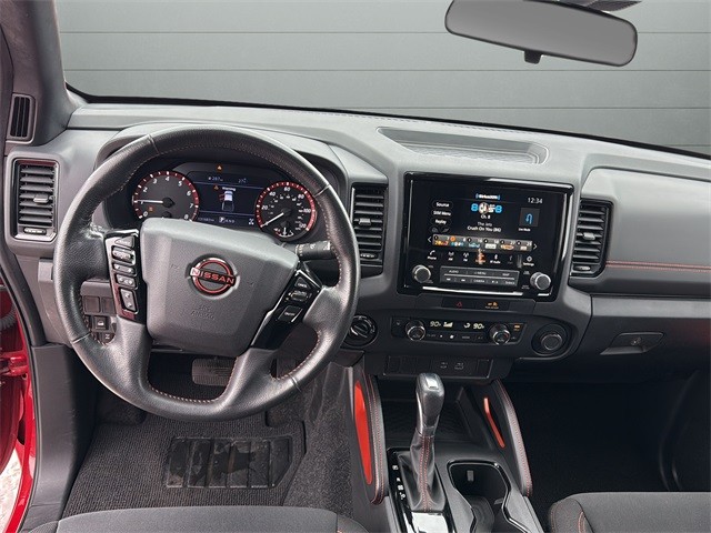 Nissan Frontier Vehicle Full-screen Gallery Image 12