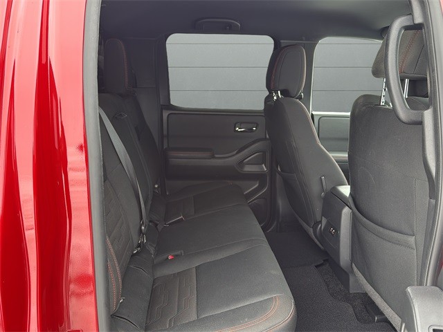 Nissan Frontier Vehicle Full-screen Gallery Image 14