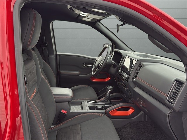 Nissan Frontier Vehicle Full-screen Gallery Image 15