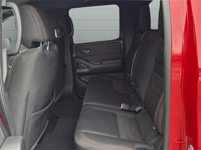 Nissan Frontier Vehicle Full-screen Gallery Image 16