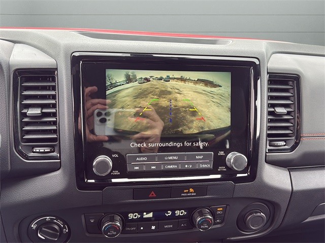 Nissan Frontier Vehicle Full-screen Gallery Image 21