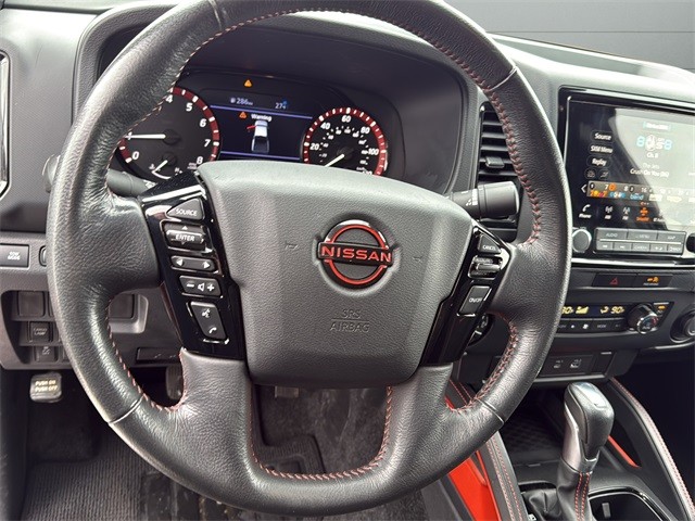 Nissan Frontier Vehicle Full-screen Gallery Image 23