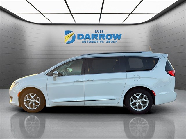 Chrysler Pacifica Vehicle Full-screen Gallery Image 2