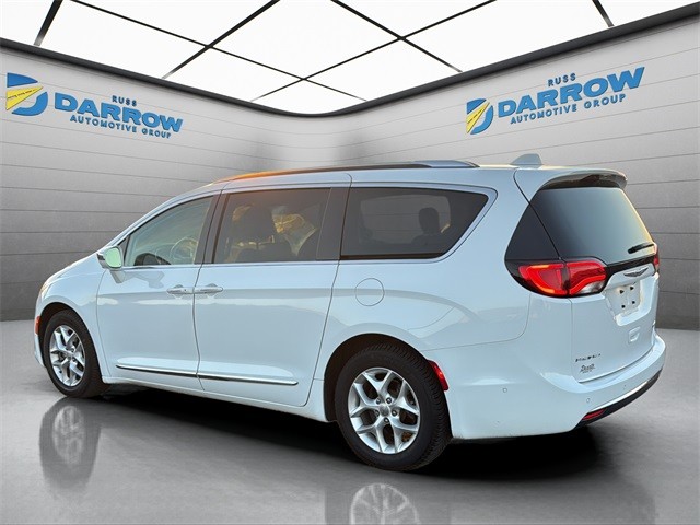 Chrysler Pacifica Vehicle Full-screen Gallery Image 3