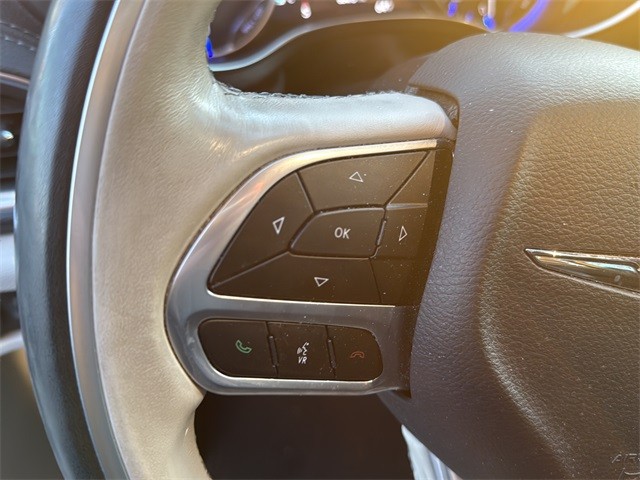 Chrysler Pacifica Vehicle Full-screen Gallery Image 9