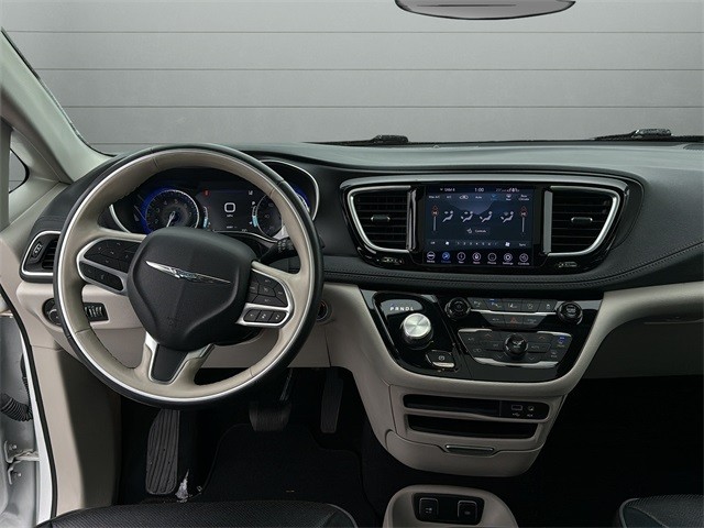 Chrysler Pacifica Vehicle Full-screen Gallery Image 12