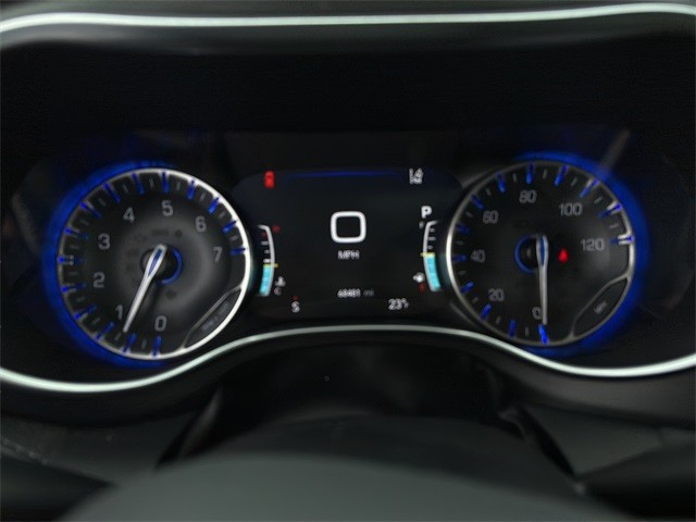 Chrysler Pacifica Vehicle Full-screen Gallery Image 13