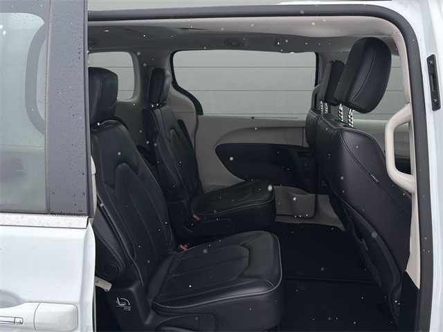 Chrysler Pacifica Vehicle Full-screen Gallery Image 14