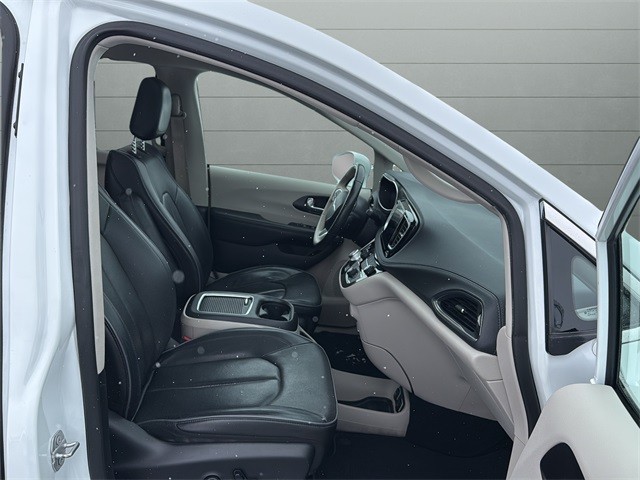 Chrysler Pacifica Vehicle Full-screen Gallery Image 15